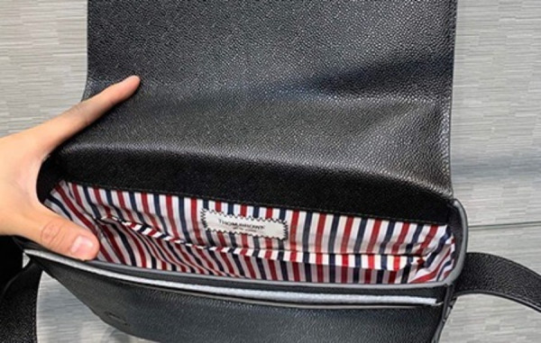 톰*라운 블랙4선 크로스백