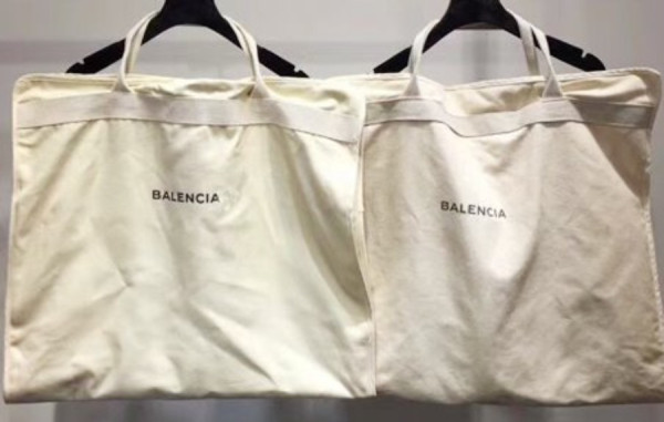 발렌시A가 18FW 오버사이즈 퀄티드 오리털 패딩 점퍼 (PREMIUM)