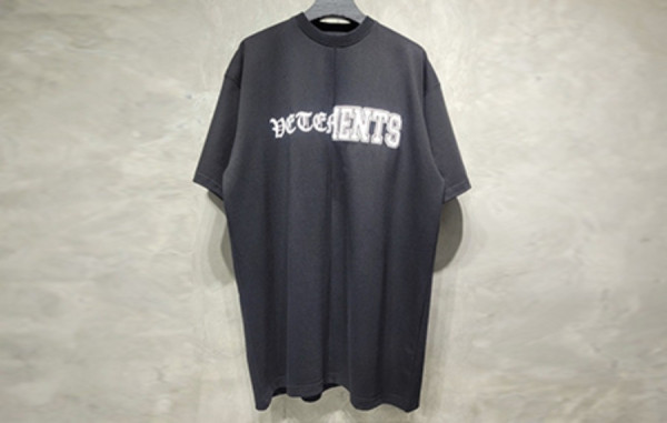 V.T.M 리미티드 에디션 버티칼 컷업 로고 반팔티셔츠 (PREMIUM)