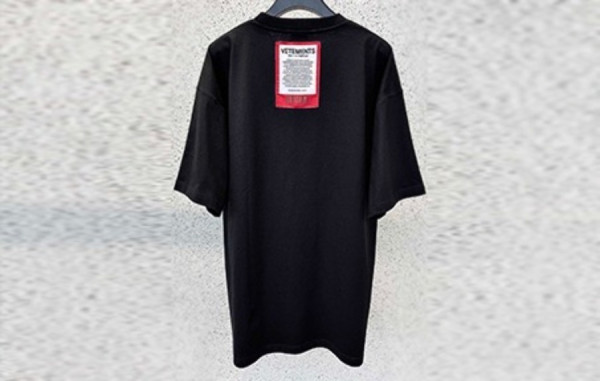 V.T.M 레드패치 백로고 반팔티 (PREMIUM)