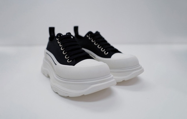 알*산더 맥퀸 트레드 슬릭청키솔 스니커즈 블랙